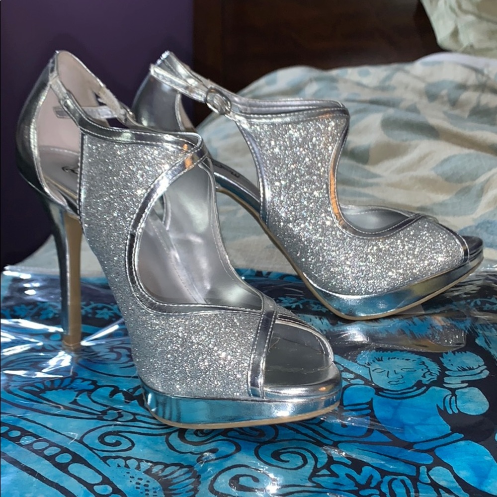 Silver Heels ! - Picture 2 of 4